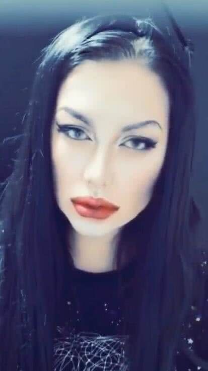 微胖的可爱女孩超爱化妆,化妆之后的样子怎么像鬼一样?