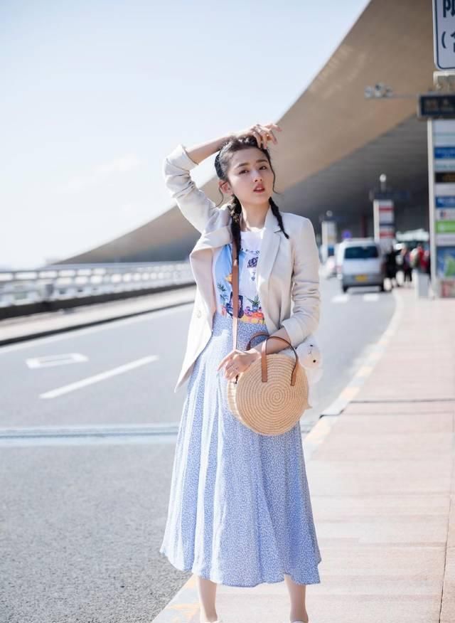 碎花:30岁以下女人都适合,清新又甜美的穿搭,减龄十足