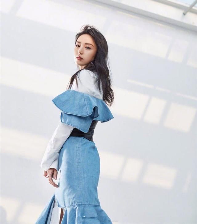 董璇对自己真狠,这么窄的鱼尾裙也硬穿,网友:显身材呗!