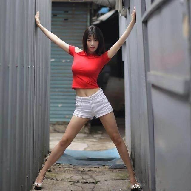 街拍：美女玲珑曲线笑容甜美，一件包臀裙穿出了好身材