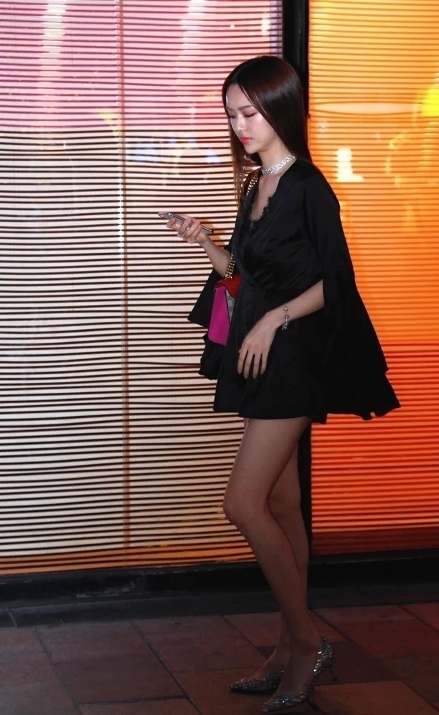 街拍：身材苗条，气质优雅，一笑很甜的姑娘，优雅俏皮的举止很是