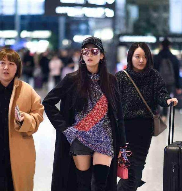 迪丽热巴街拍气场全开，长靴上身比起“老板”杨幂更有女神范！