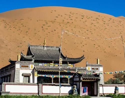 中国这一座寺庙,坐落在沙漠之中,现在只有一人坚守在此!
