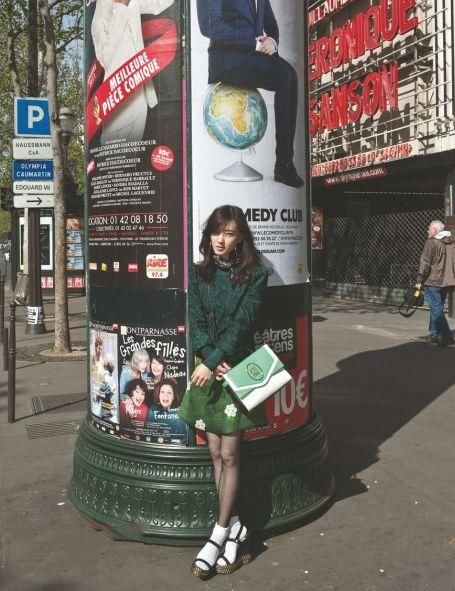 王丽坤网眼黑丝街头照,性感泼辣,变身坏女孩