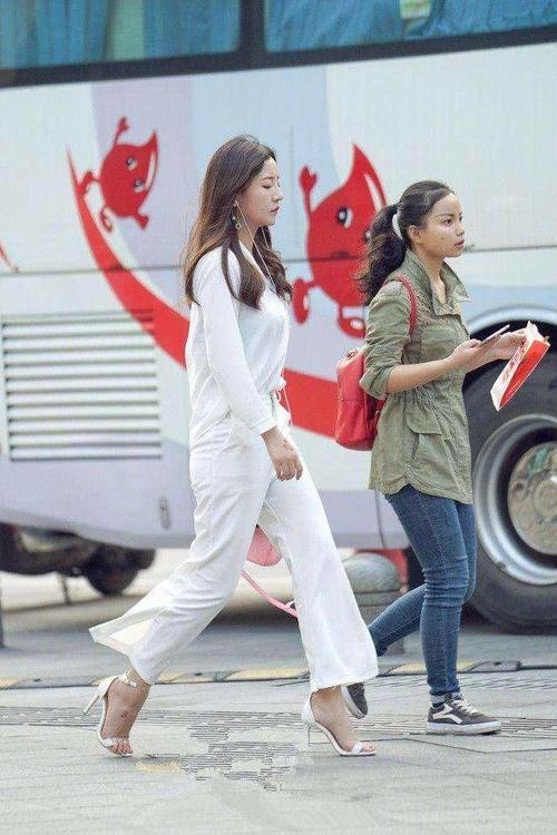 街拍：一身白色套装的小美女，侧面看上去成熟性感，身材窈窕迷人