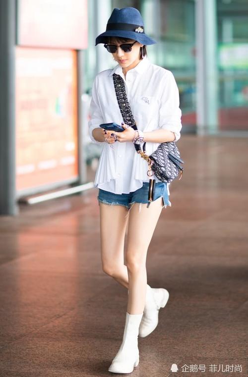 王子文穿短裤现机场，不想却被包包外的小包抢镜，网友：这叫潮流