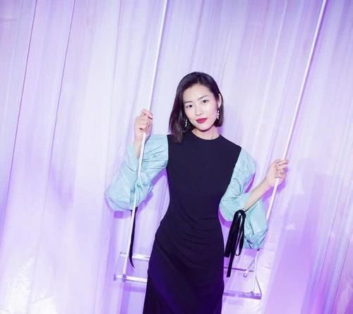 女人:刘雯的礼裙太A了,“松紧带”也能穿出高级感,短发更有女人味儿