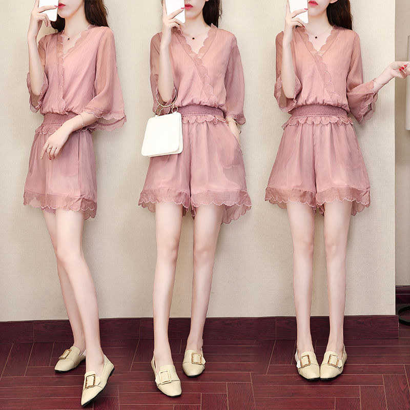 败家老婆越来越惊艳了!穿这样的短裤套装+凉鞋,美得完全不像话