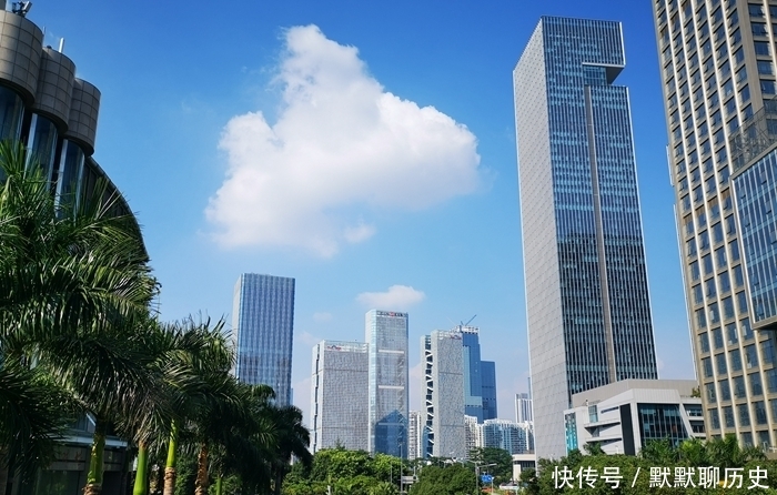 实拍广东经济实力第一区深圳南山区城市风光,高楼林立天际线壮观