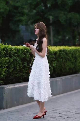 路人街拍，美女穿露脐装配短裤清凉又时尚，大长腿让人不可忽视！