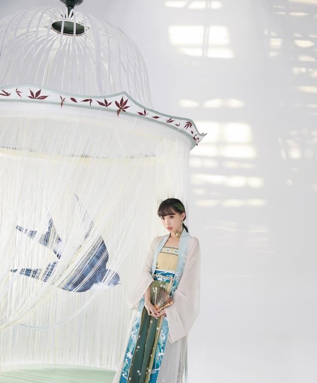 整套衣服■来不及解析了,不需要遵循配色不过三原则,汉服配色就是这么随性