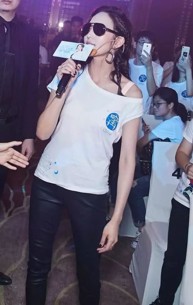 张钧宁亮相活动，上半身性感女下半身酷炫，惊艳全场!