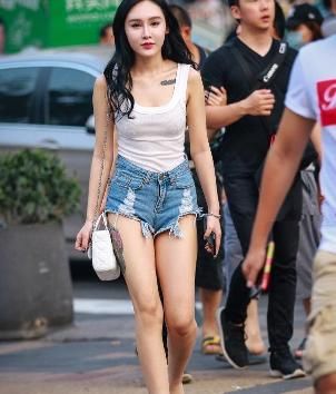 街拍:黑色网纱吊带背心搭配黑色紧身运动裤，不暴露也很迷人