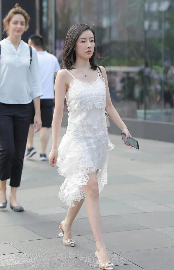  显得|街拍：白色的连衣裙，显得清纯又美丽！