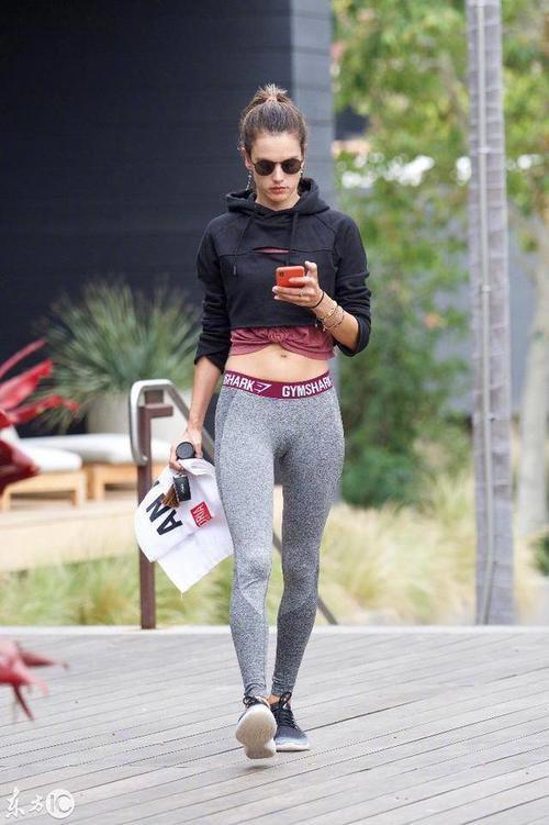 维密退休天使安布罗休上街炫腹，不忘运动变低头族