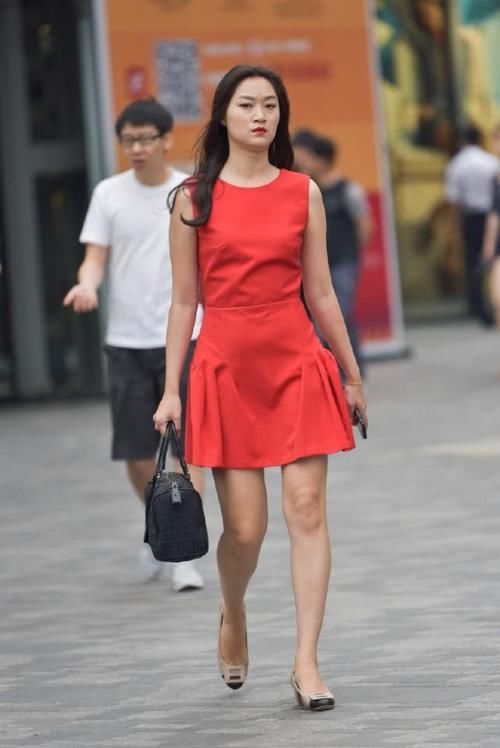  『美女』美女街拍：时尚辣妈一袭“小辣椒”裙装打扮，清新好看！