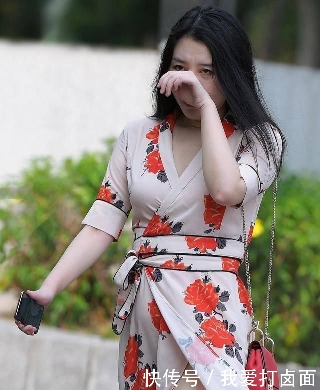 【显微】街拍:面容憔悴的小姐姐,休闲穿搭碎花紧身裙,尽显微胖性感身材