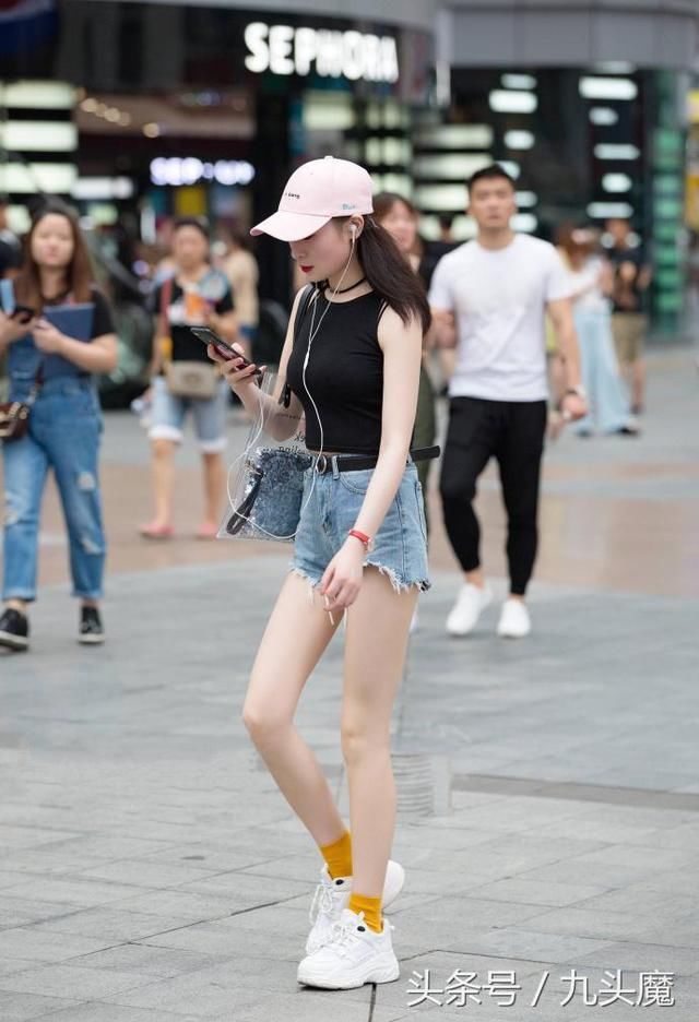 清凉一夏:看街拍美女笑容甜美、清纯真像奶油蛋糕，很想吃一口