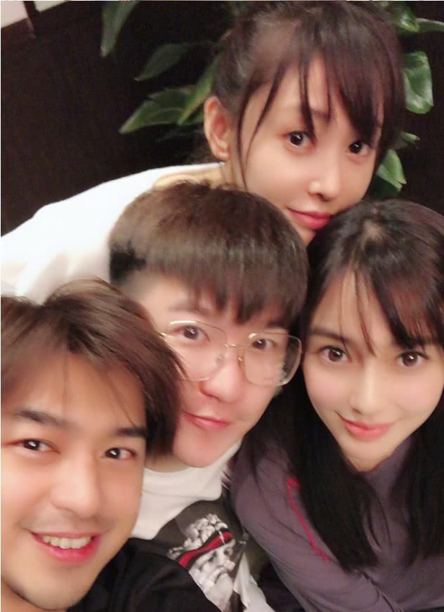 Angelababy 澄清手机传言 母子二人现身上海