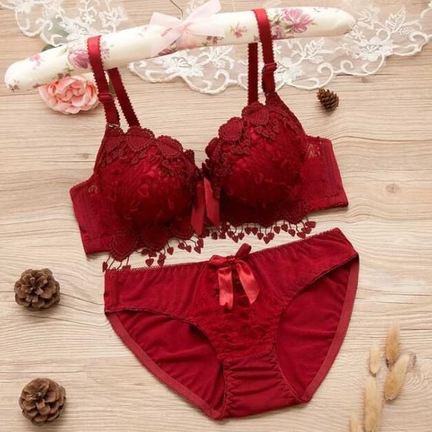 胸不大的女人!新款文胸上市，深V聚拢收副乳，怎么穿都时尚有范