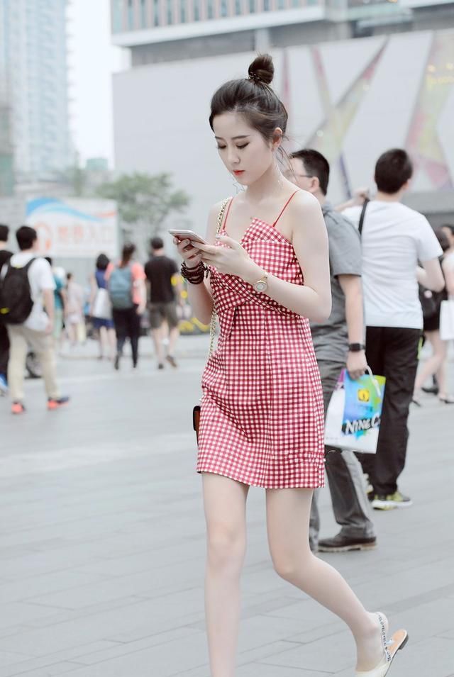 靓丽■街拍美女:妹子真会穿,短身裙大长腿青春靓丽
