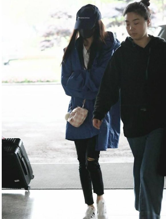 杨幂又双叒叕瘦了，黑色紧身裤硬是穿成直筒裤，网友:她有70斤吗