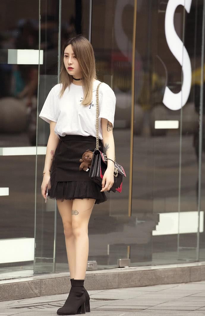「美女」气质的街拍:洒脱自由的美女,穿出紧致身材