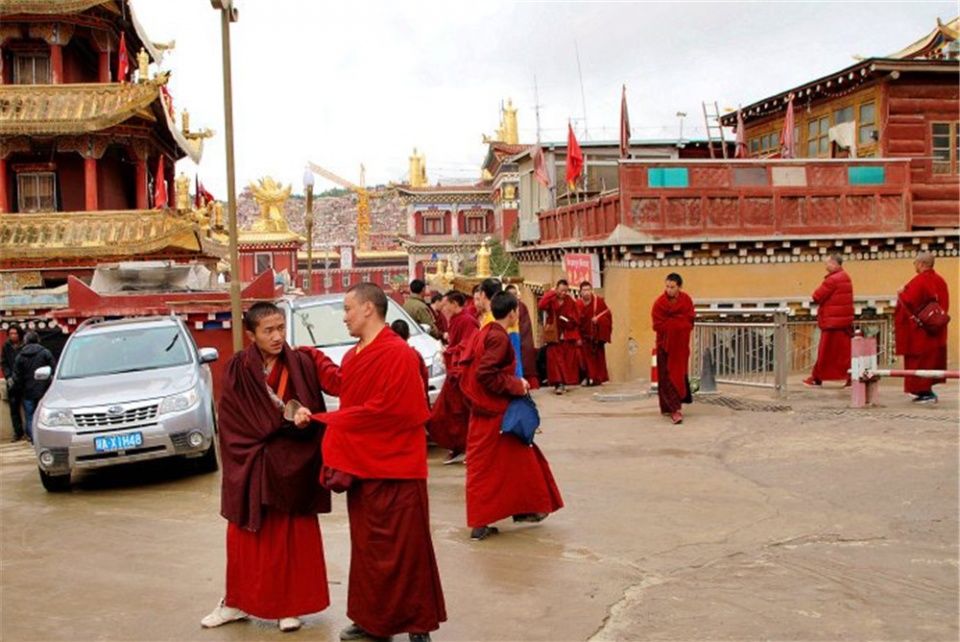 探秘世界最大佛学院,漫山遍野的红色小木屋场面震撼