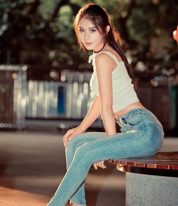 夏天肤白貌美的牛仔裤美女，性感十足，彰显知性柔美魅力！
