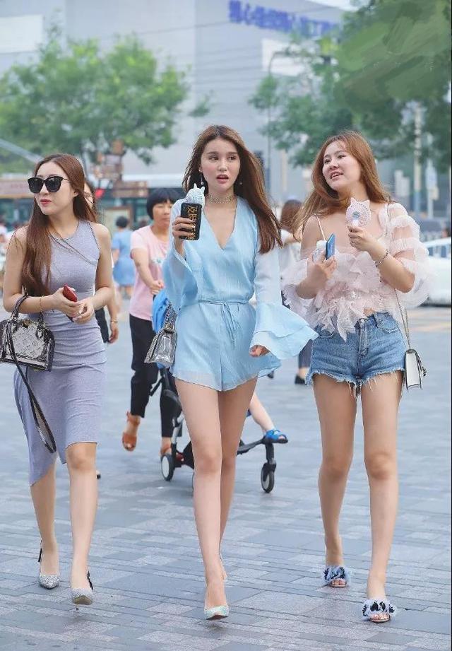 街拍美图 美女吊带连衣裙凸显出了有型身材 露出她不一般的热情