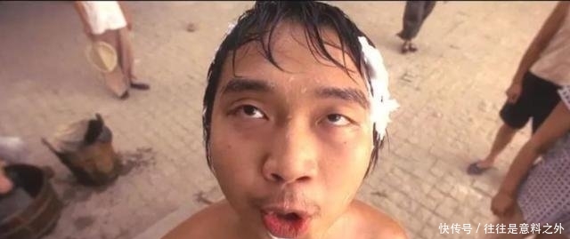 #身价#凭“包租婆怎么没水了”一炮而红,如今身价过亿,周星驰很尊敬他