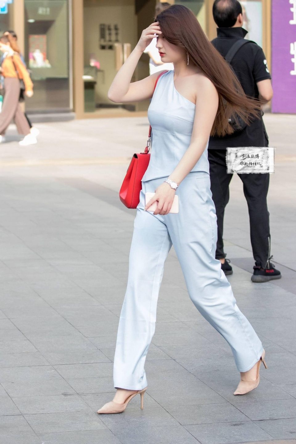 一点点街拍：美女走路英姿飒爽，非常有气质感，身材也很苗条