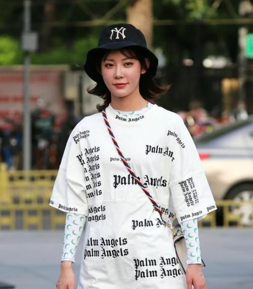  『紧身裤』街拍：身材高挑的美女，一件白色上衣配黑色紧身裤，时尚好身材