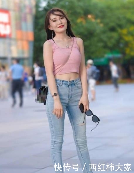  「粉色」街拍：绝色佳人的美女，一件粉色背心配牛仔裤，时尚魅力迷人气质