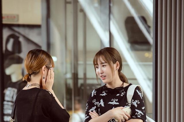 偶遇美女，清纯亮丽娴静端庄，十足的女人味。