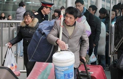 打工族的无奈，辛苦一年，只攒了3万块，父母：不是月薪6000吗？