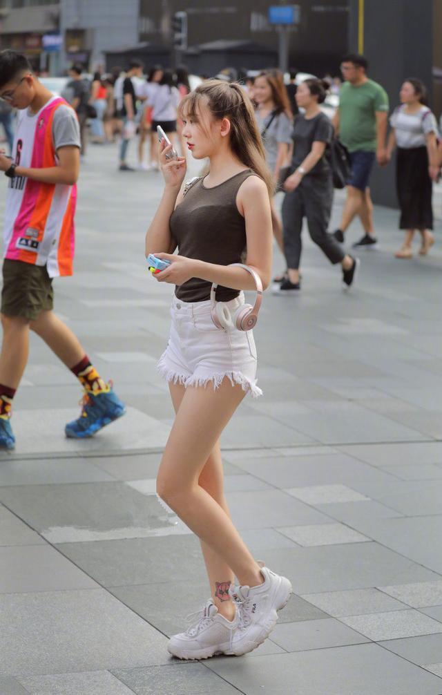 小姐姐穿着清爽，短发披肩尽显干练，时尚又青春！