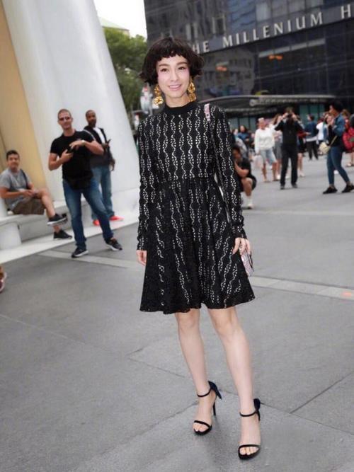 吴昕再剪赫本发型，五千块包包背出五万块高级感，难怪老外盯着看