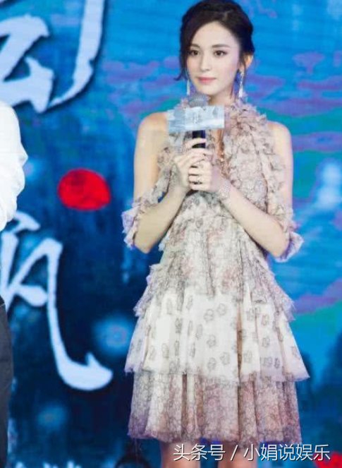 古力娜扎站姿真绝了!两腿间真实腿距吓到我了，确定只有26岁