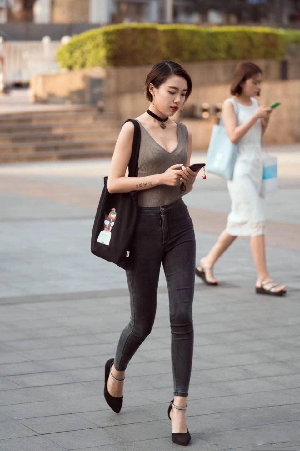 街拍丨是因为天气越来越热了?咋裙子越穿越短?