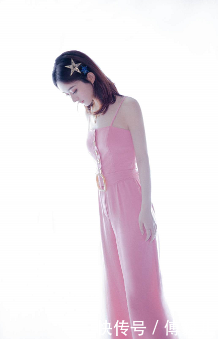 赵丽颖新照力证未孕,粉色连体裤小腹平坦,打死都不信怀了!