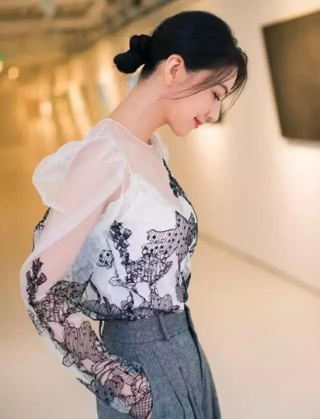 高圆圆亮相某活动现场，里衬V领内衣，造型优雅又复古，女人味满