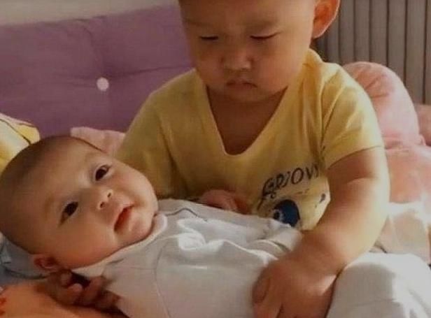  #睡觉#3岁哥哥哄弟弟睡觉，没想到先把自己给哄睡着了，宝妈哭笑不得