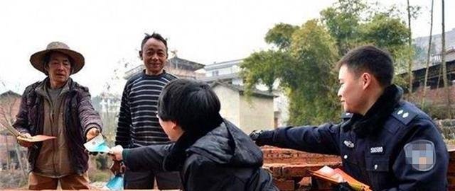  「村民」国家禁止农村使用红砖建房，但村民却还在用，这到底是