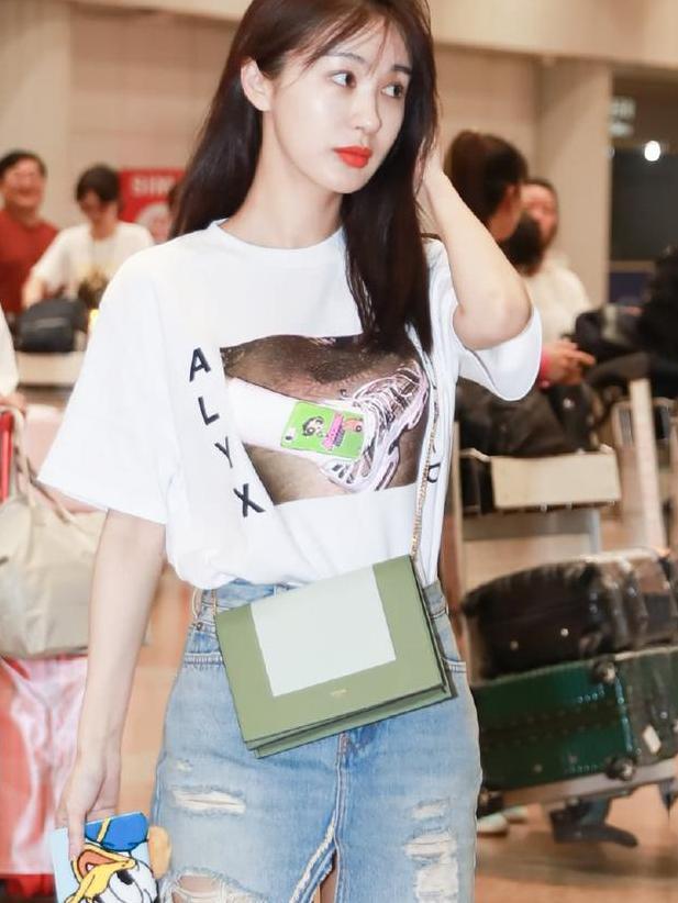 江疏影短裙剪剪破,李菲儿裙子上开大洞,秀腿新技能