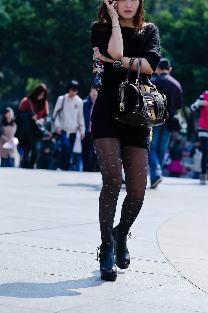街拍:一斑点黑丝紧身裙美女，丰腴的身姿夺人眼球