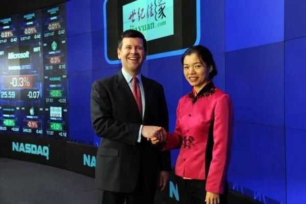 雷军上市敲钟穿得像新郎,画风喜庆我不敢看,史上最全敲钟攻略