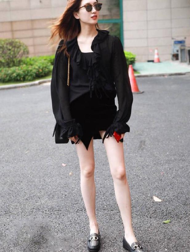 江疏影短裙剪剪破，李菲儿裙子上开大洞，秀腿新技能