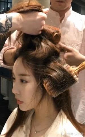 瓜子脸美女去换造型，头上卷了一堆梳子，最后竟美的让人移不开眼