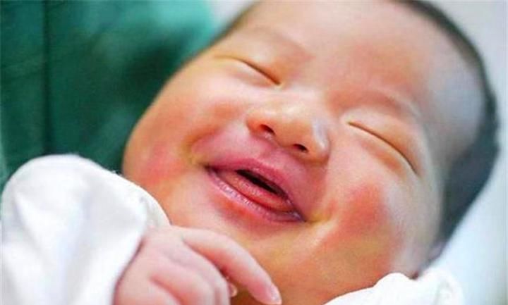 宝宝脸上带着微笑出生,医生却扇了一巴掌,知道